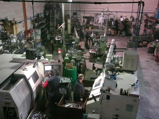 Mecanizados Cimer hombre trabajando con máquinas